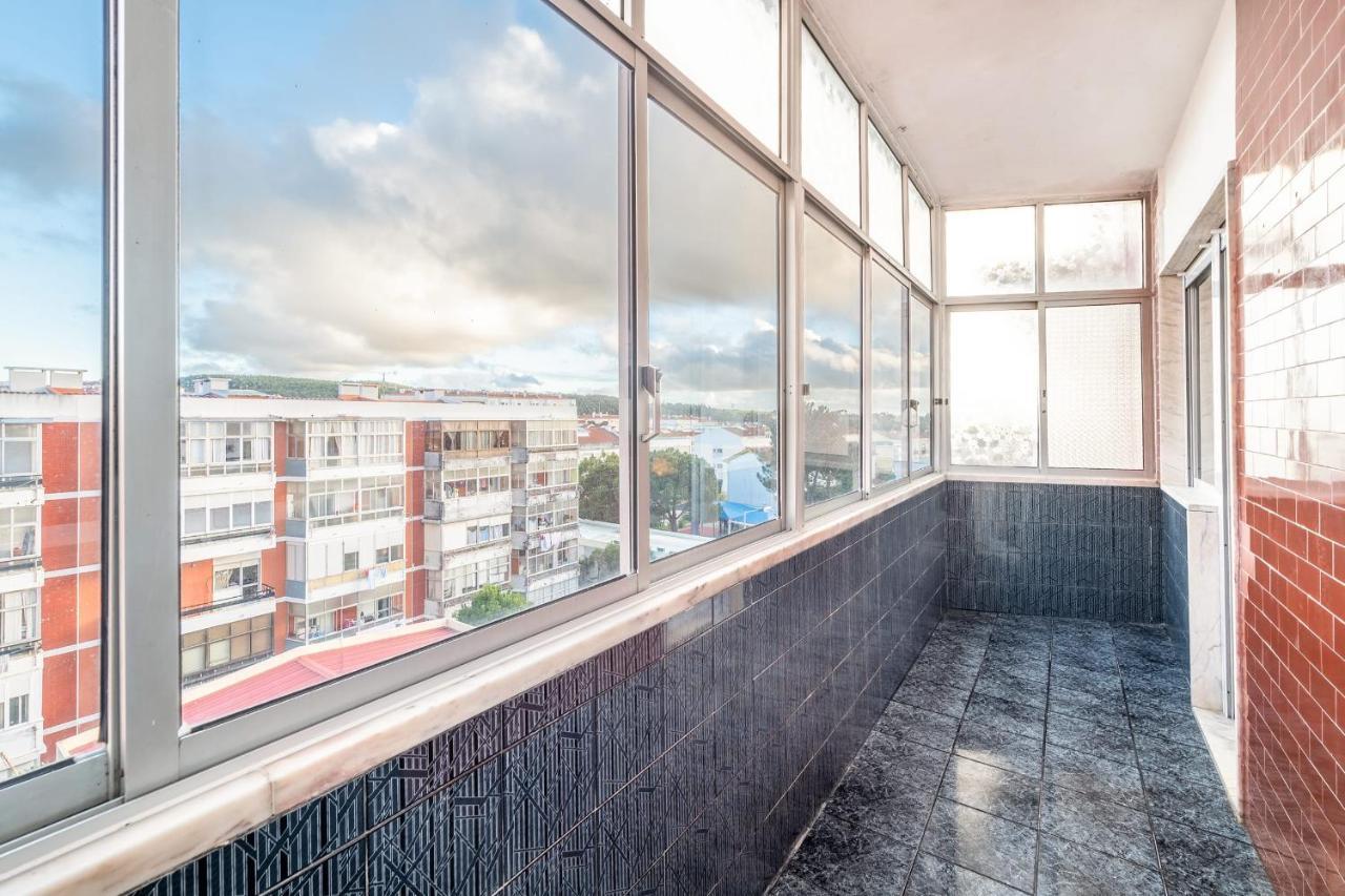Guestready - Bright Flat Near Rio De Mouro Station * Lisbon